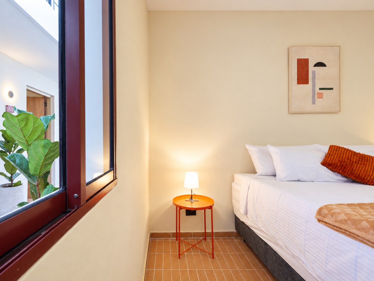 Cama junto a una ventana de madera